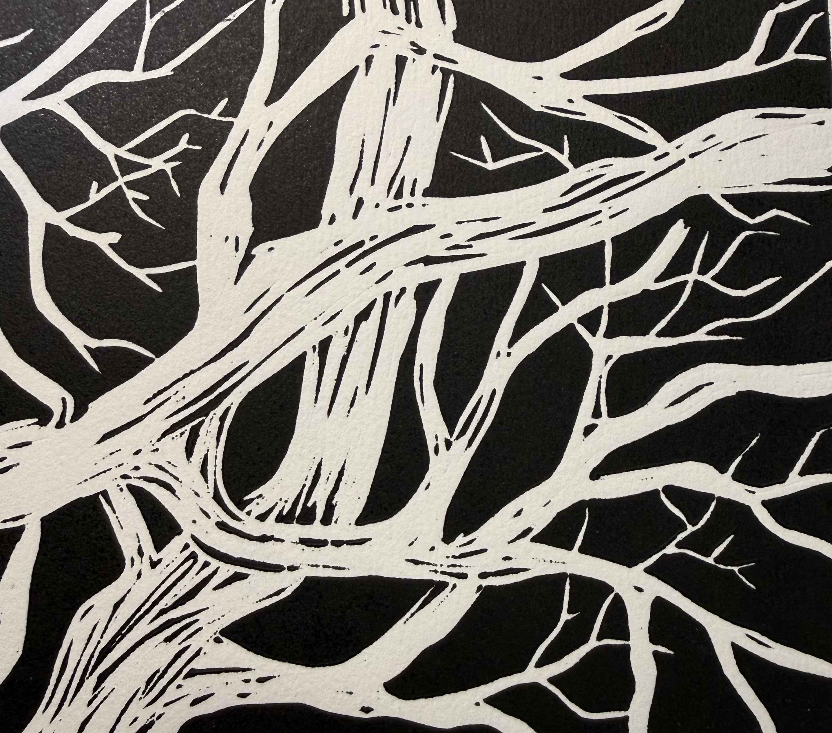 Entre ramas, detalle de las líneas talladas y la tinta negra