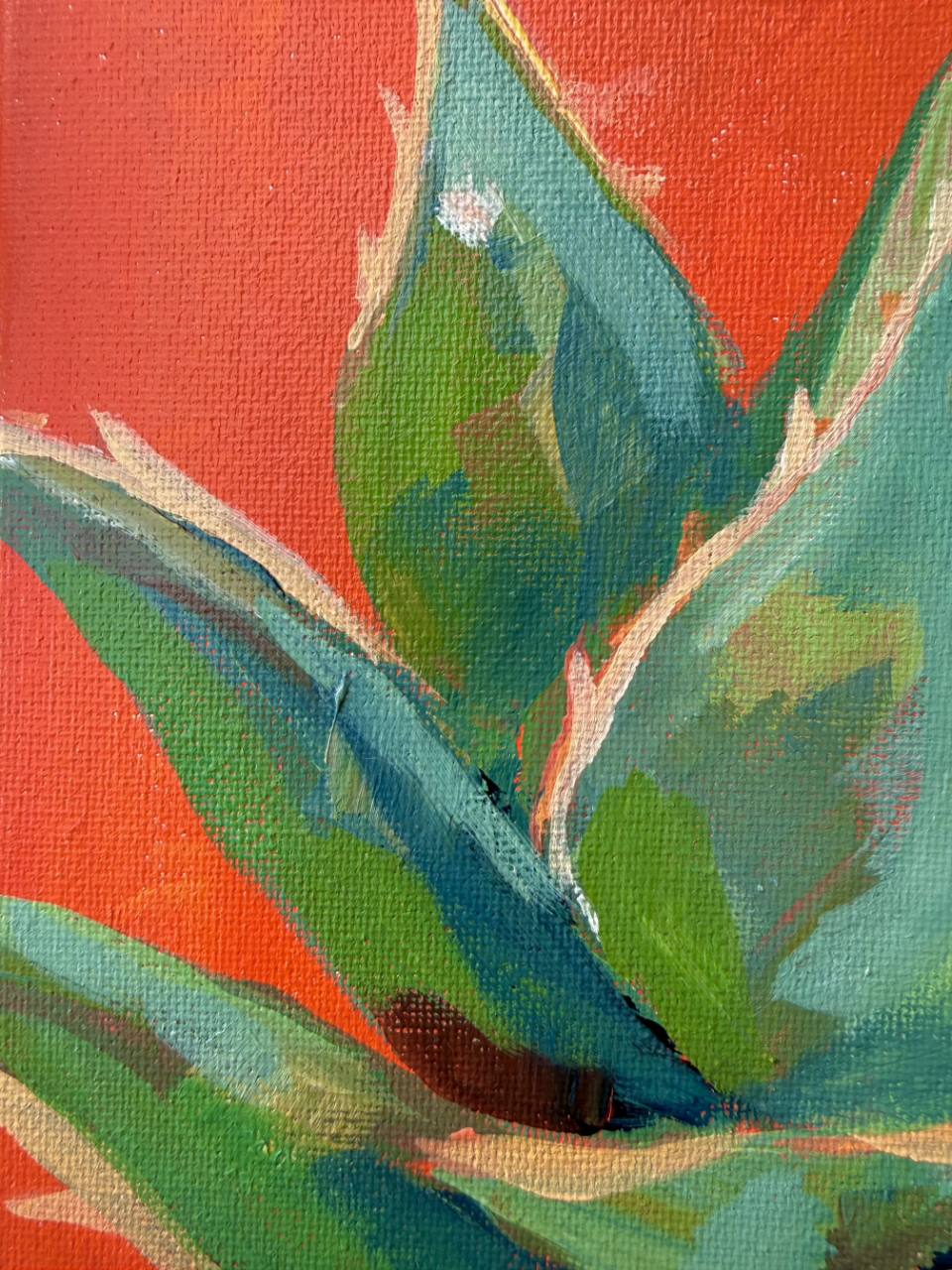 Detalle 2 de Agave: hojas verdes y pinceladas sobre fondo rojo