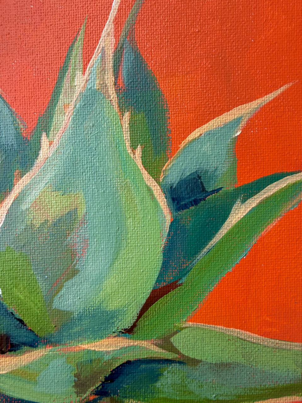 Detalle 3 de Agave: hojas verdes y pinceladas sobre fondo rojo